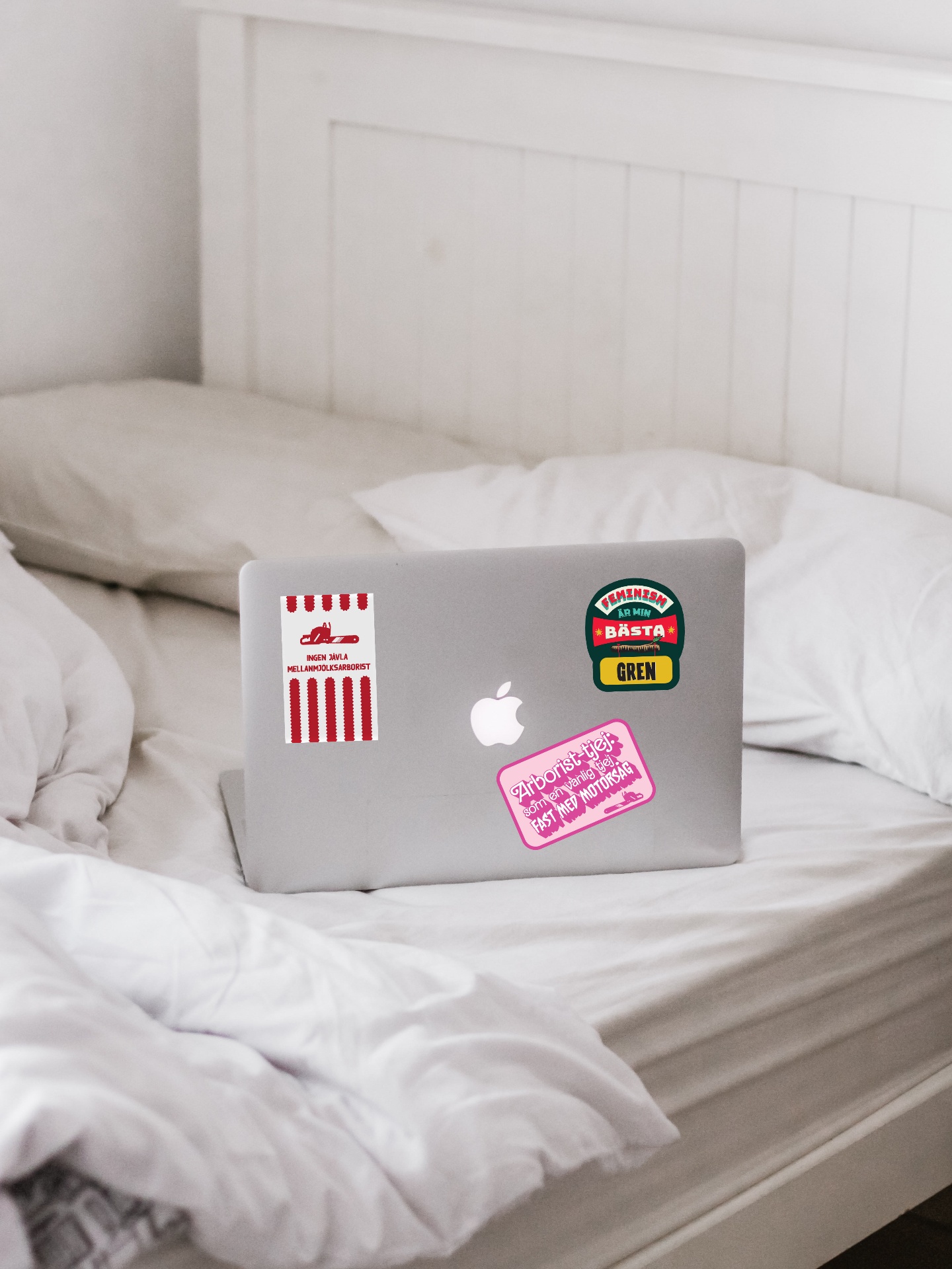ArbVibes klistermärken applicerade på en laptop