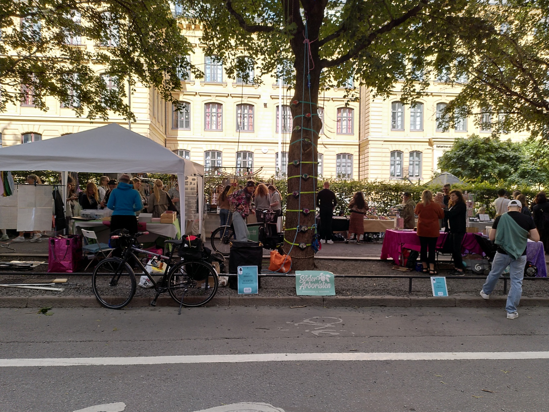 Trädklättring för barn under Nytorgsfestens Hippiemarknad på Södermalm i Stockholm